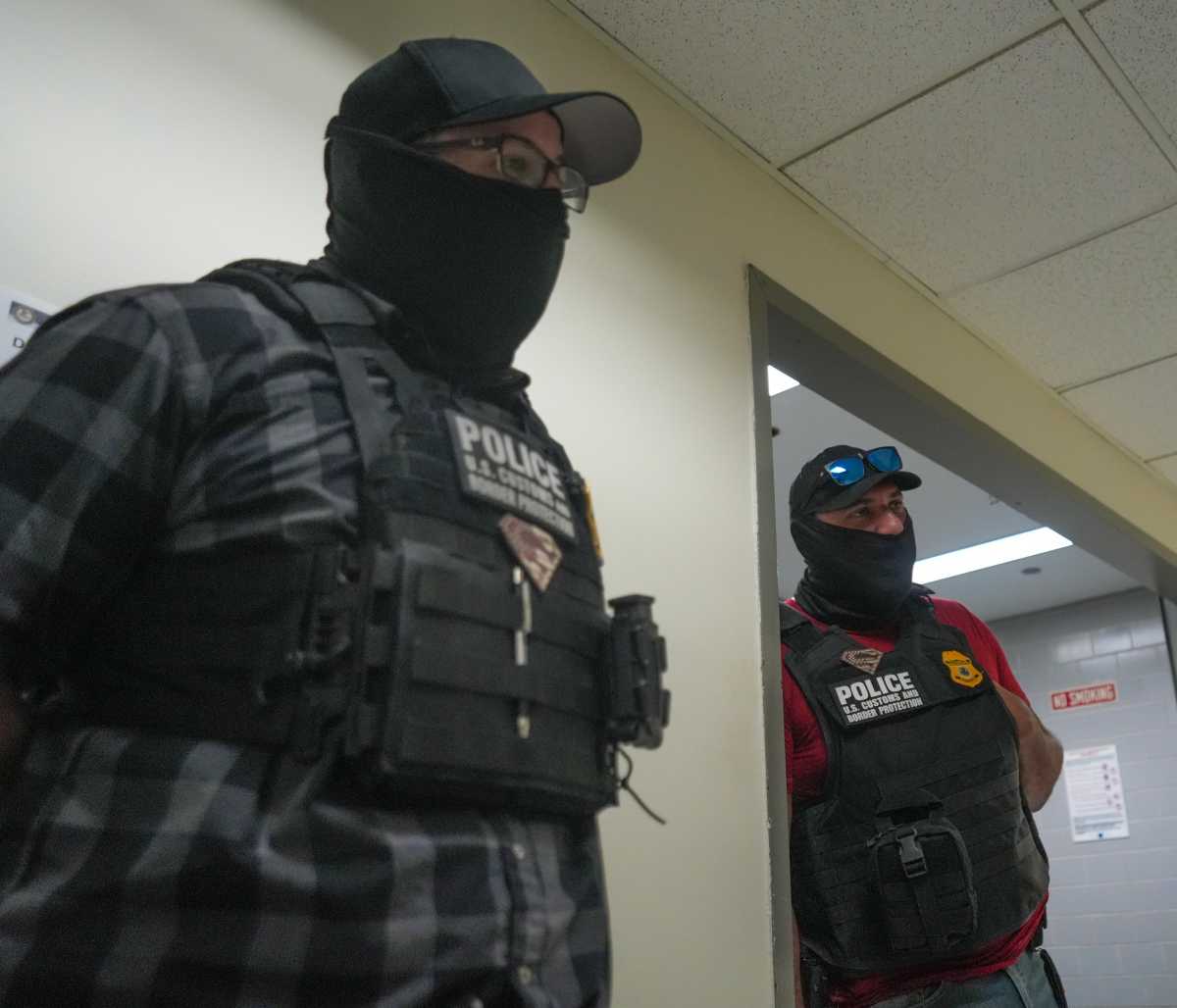 Are ICE agents in Lower Manhattan courts wearing Superman patches to support pro-Trump actor Dean Cain? 3