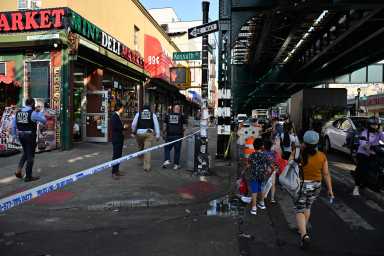 Brooklyn shooting leaves one man critically injured 18 Detectives from the 83 Precinct investigate a shooting at Broadway Avenue and Kossuth Place. The victim was left in critical condition.