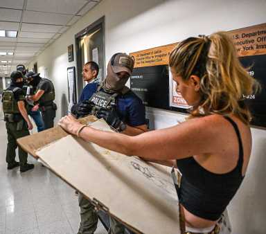 sketch artist in ICE immigration court draws ICE agent