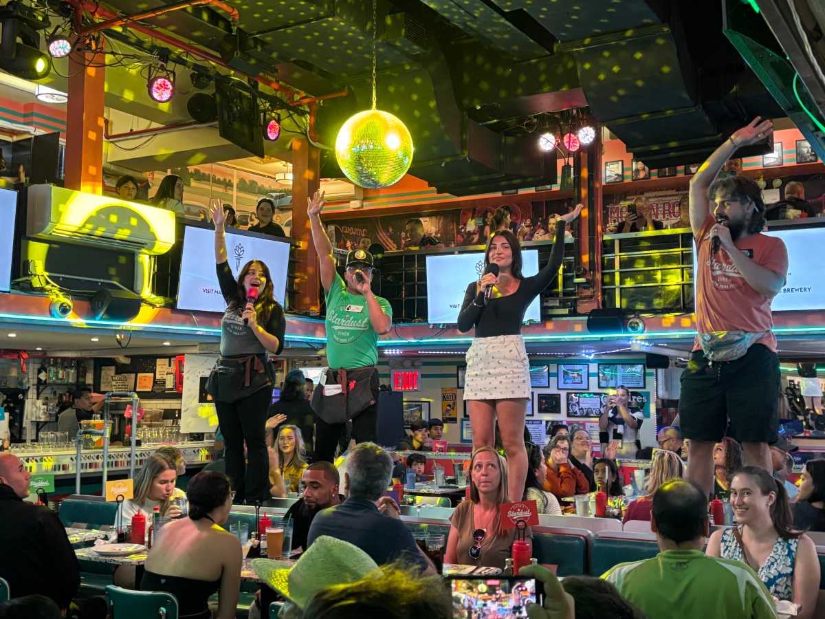 Ellen’s Stardust Diner junior winners get Broadway breaks 1 teens sing at Ellen's Stardust Diner.