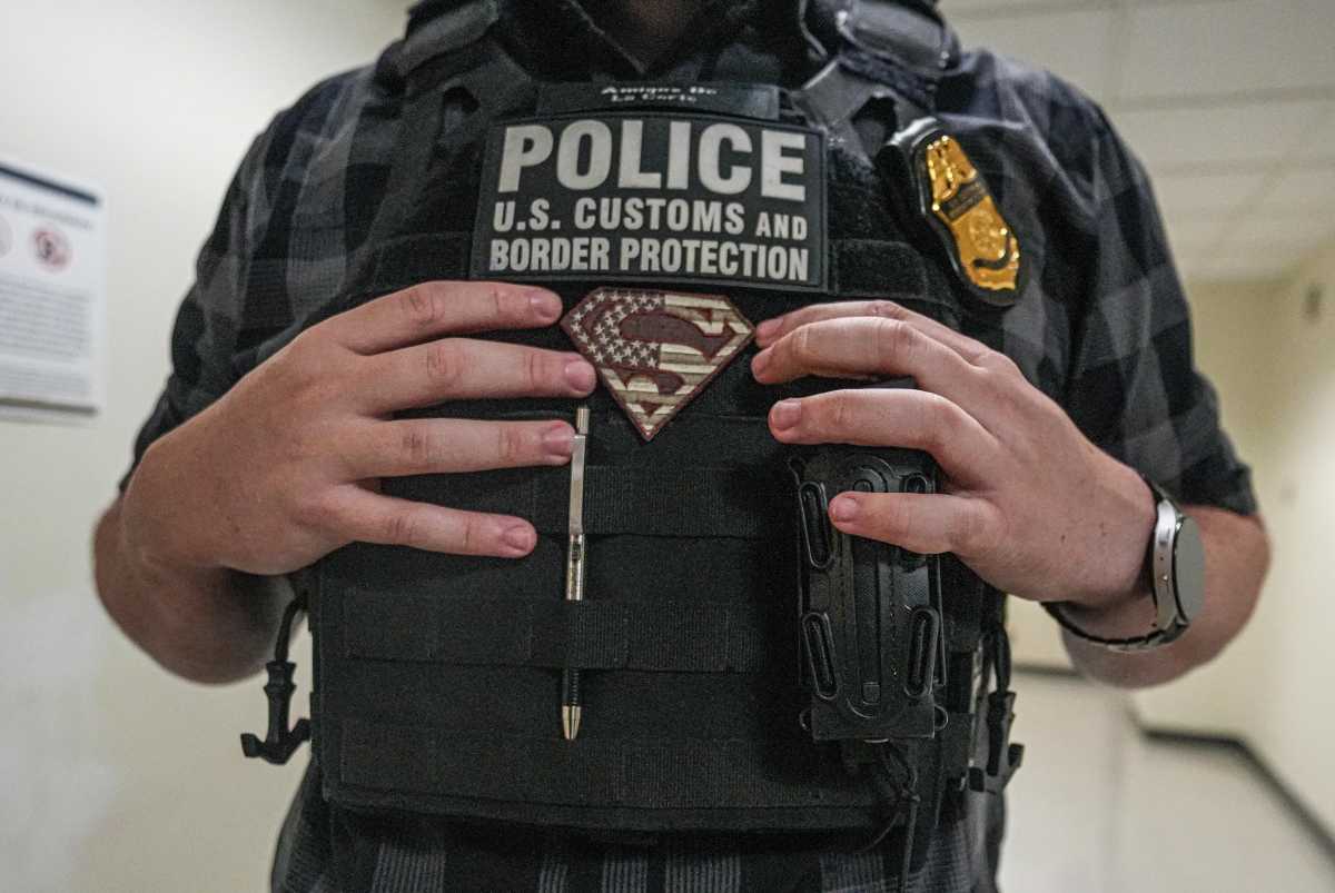 Are ICE agents in Lower Manhattan courts wearing Superman patches to support pro-Trump actor Dean Cain? 2
