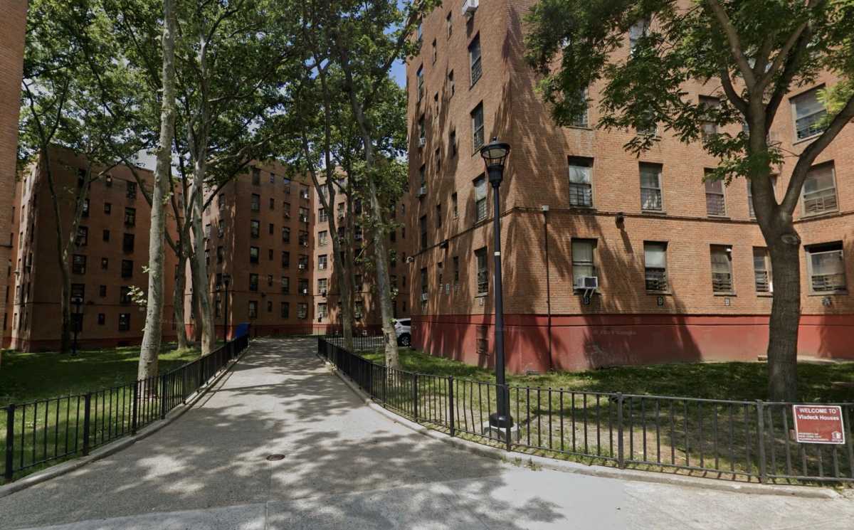Manhattan shooting: Three wounded, three questioned in gunfire near public housing complex 2 location of Manhattan shooting