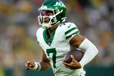 Justin Fields' anemic preseason showing adding to Jets' worries ahead of Week 1 5 Jets quarterback Justin Fields rushing the ball
