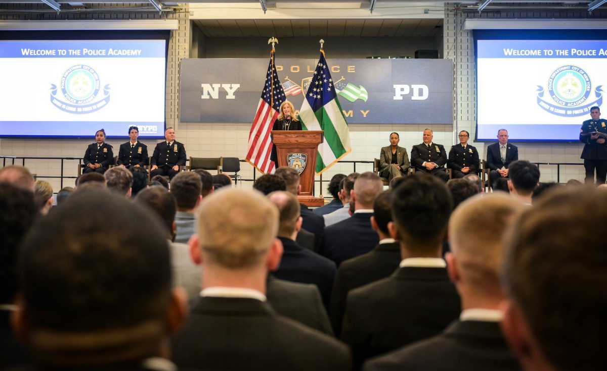 Blue blood infusion: NYPD welcomes largest recruit class in 9 years amid its ongoing staffing crisis 2 NYPD commissioner speaks to new recruits