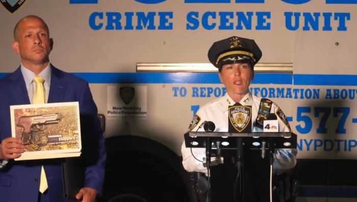 Staten Island police-involved shooting: Off-duty officers kill man holding imitation firearm, NYPD says 3 police officials hold up photo of weapon and speak about staten island police-involved shooting